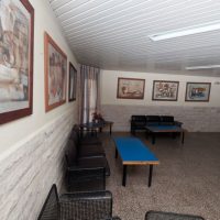 במסדרונות אכסניית נוער במרכז מכבים במסדרונות אכסניית נוער במרכז מכבים
